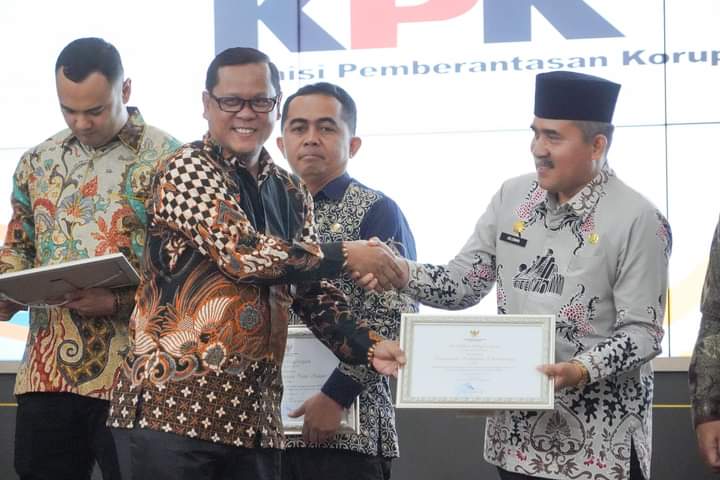 H. Adlisman, S. Sos., M. Si, Sekretaris Daerah Dharmasraya saat menerima penghargaan dari KPK-RI